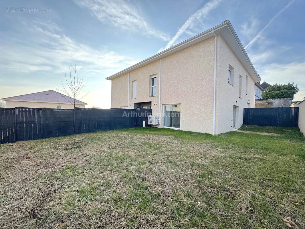 Maison à VEZERONCE-CURTIN