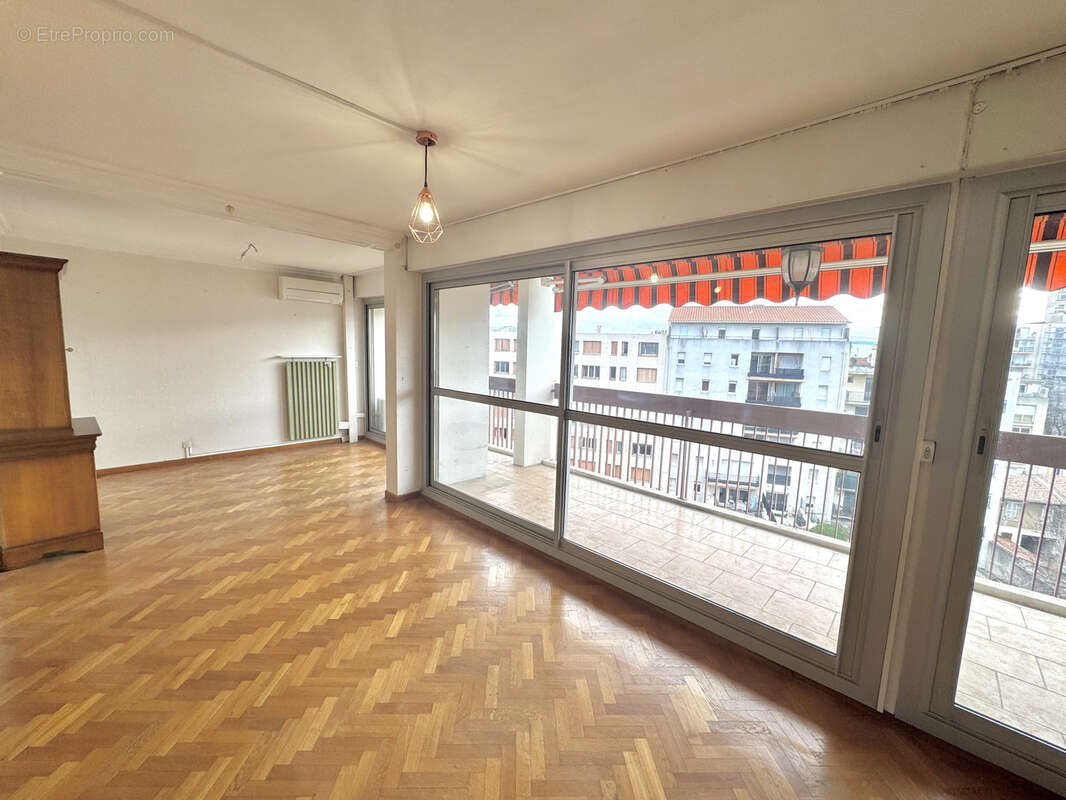 Appartement à MARSEILLE-5E