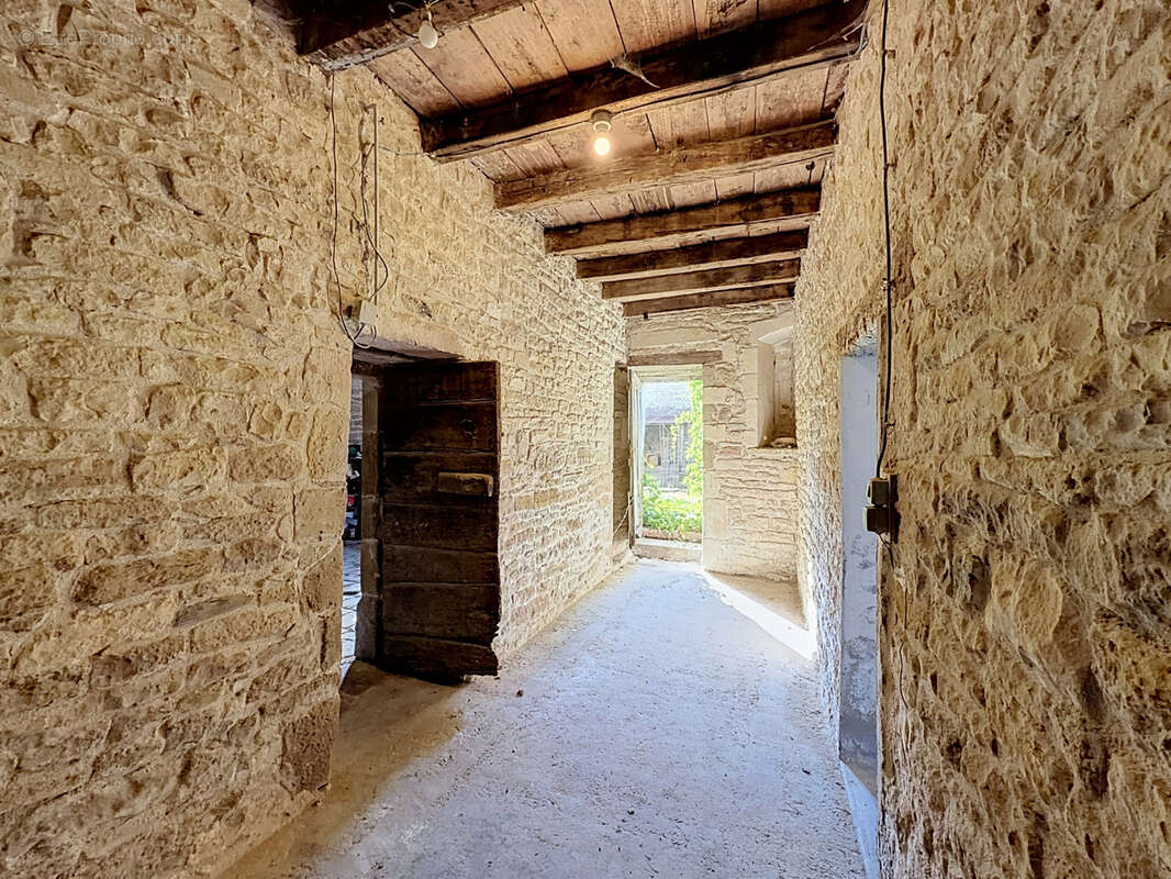 SECTEUR RUFFEC Très beau logis et ses dépendances à rénover - photo 4