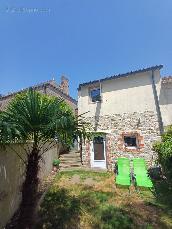 Maison à LA CHAIZE-LE-VICOMTE