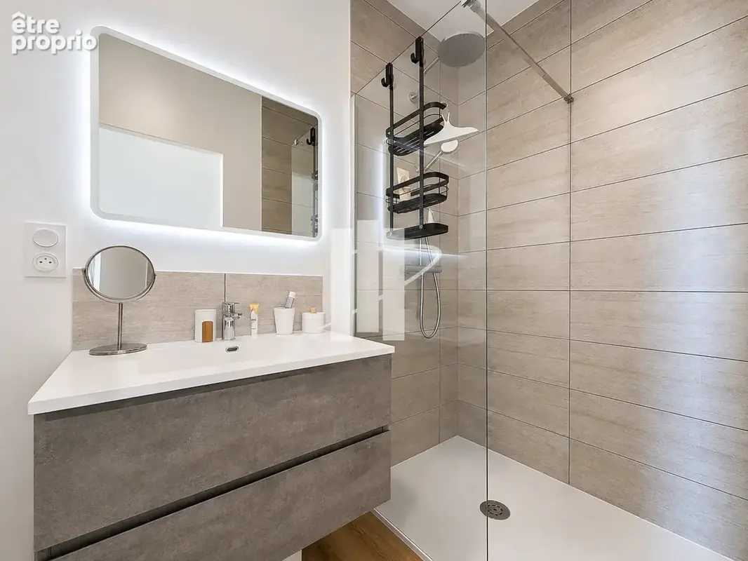 Superbe villa rénovée à Saint-Raphaël   208 m2, vue mer, suites, piscine et prestations d’exception - photo 15