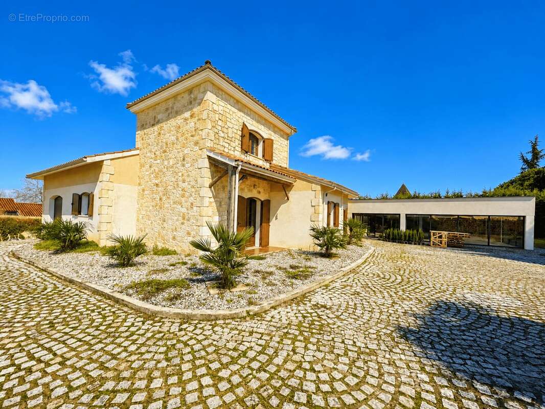 Une maison familiale moderne et une piscine intérieure - photo 18