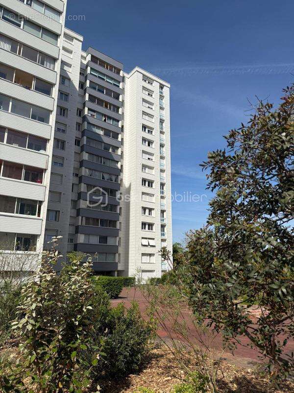 Nouveau prix pour cet appartement, Séjour lumineux, trois chambres, 6ème étage dans résidence privée, sécurisée - photo 17