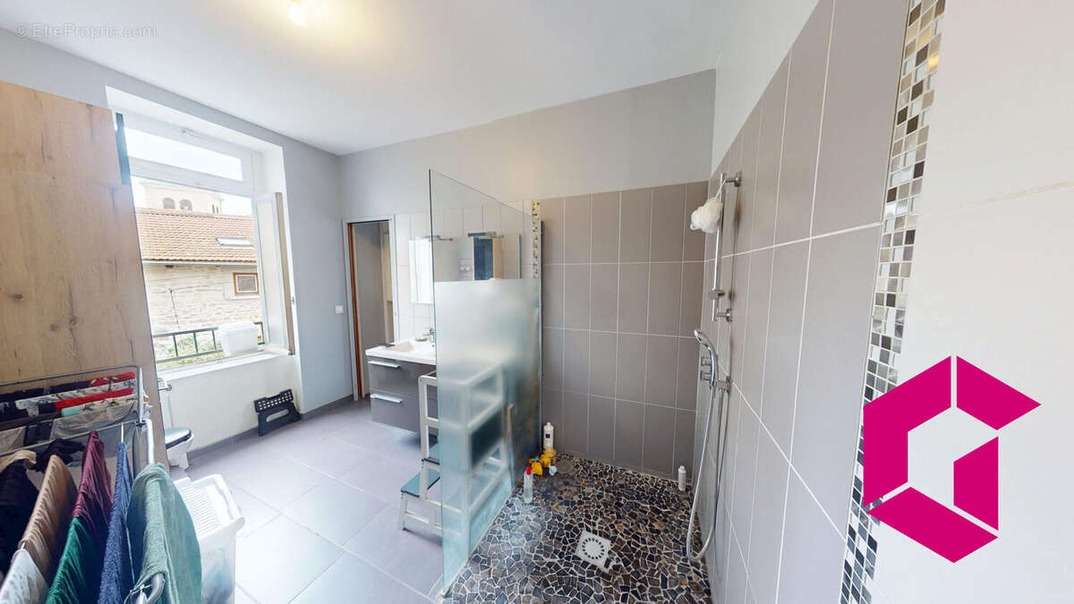 Appartement à LE CHAMBON-FEUGEROLLES