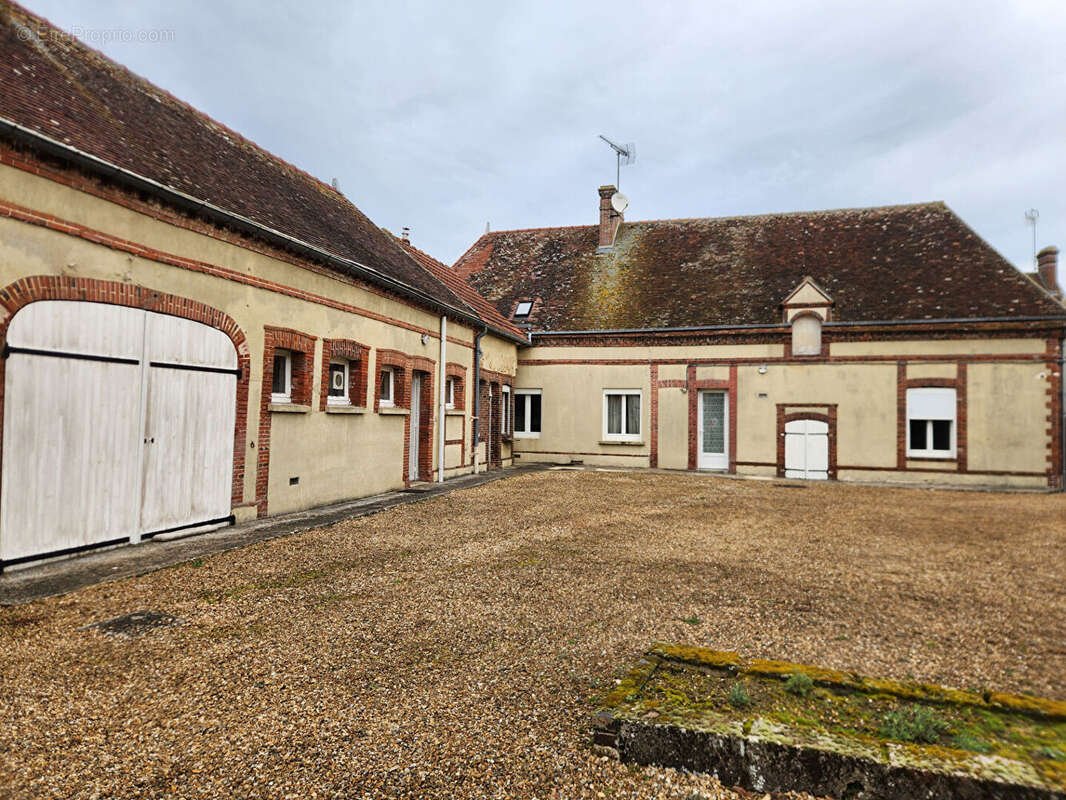 Maison à TREMBLAY-LES-VILLAGES