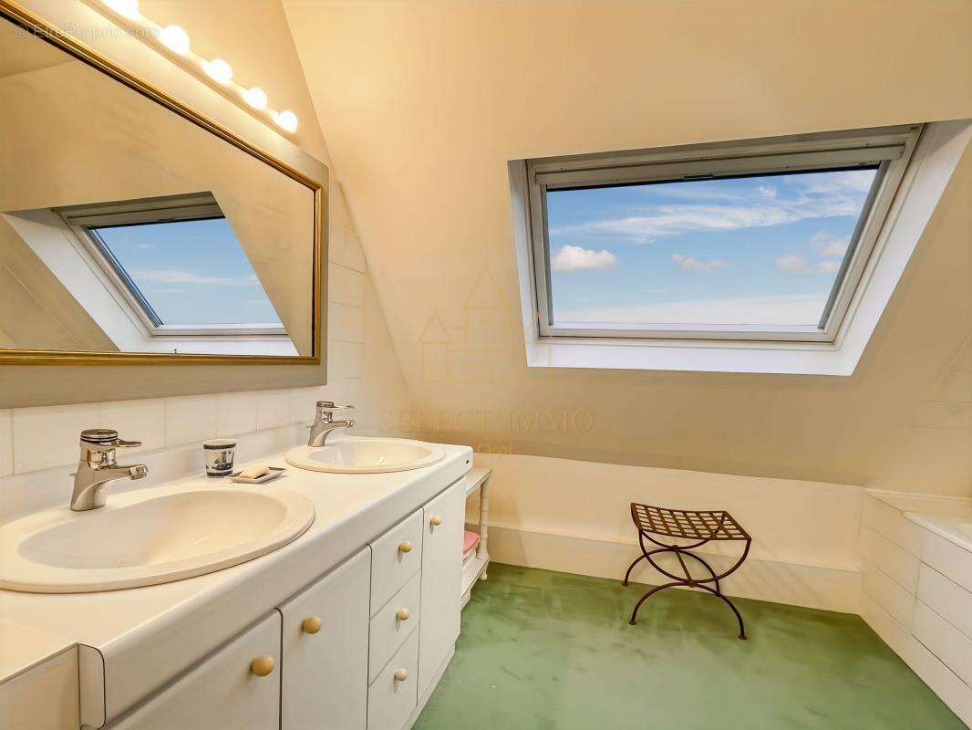 Propriété d'exception de 237m² dans un cadre d'exception et 400m² de dépendances - photo 13