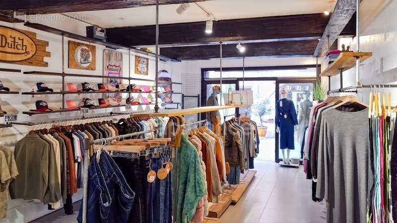 Commerce à AIGUES-MORTES