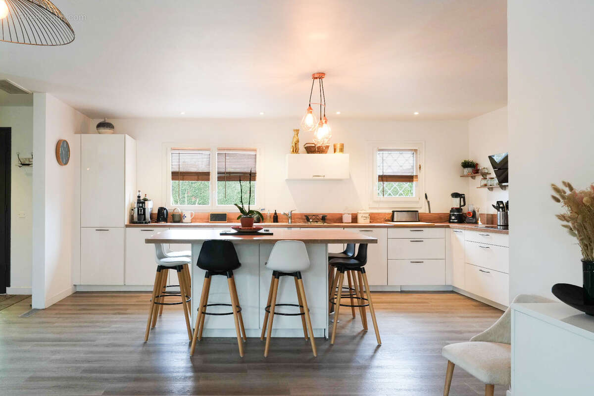 Derrière son portail se cache une belle surprise… Une villa de plain-pied entièrement rénovée, tournée vers un jardin paysager e - photo 5