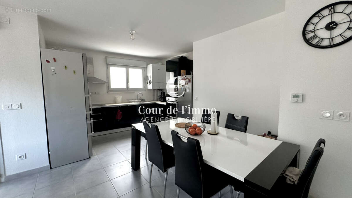 Appartement à ETREMBIERES
