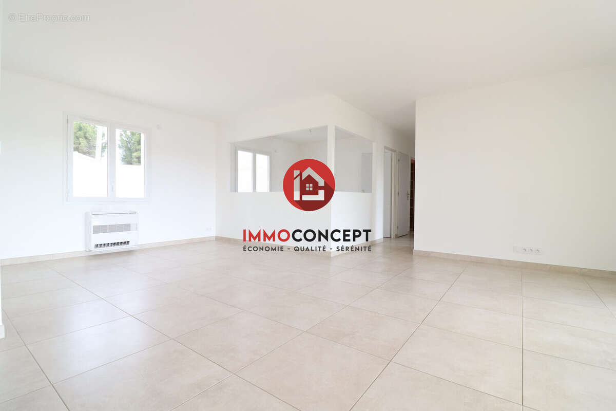 Séjour - Maison à LAUDUN-L'ARDOISE