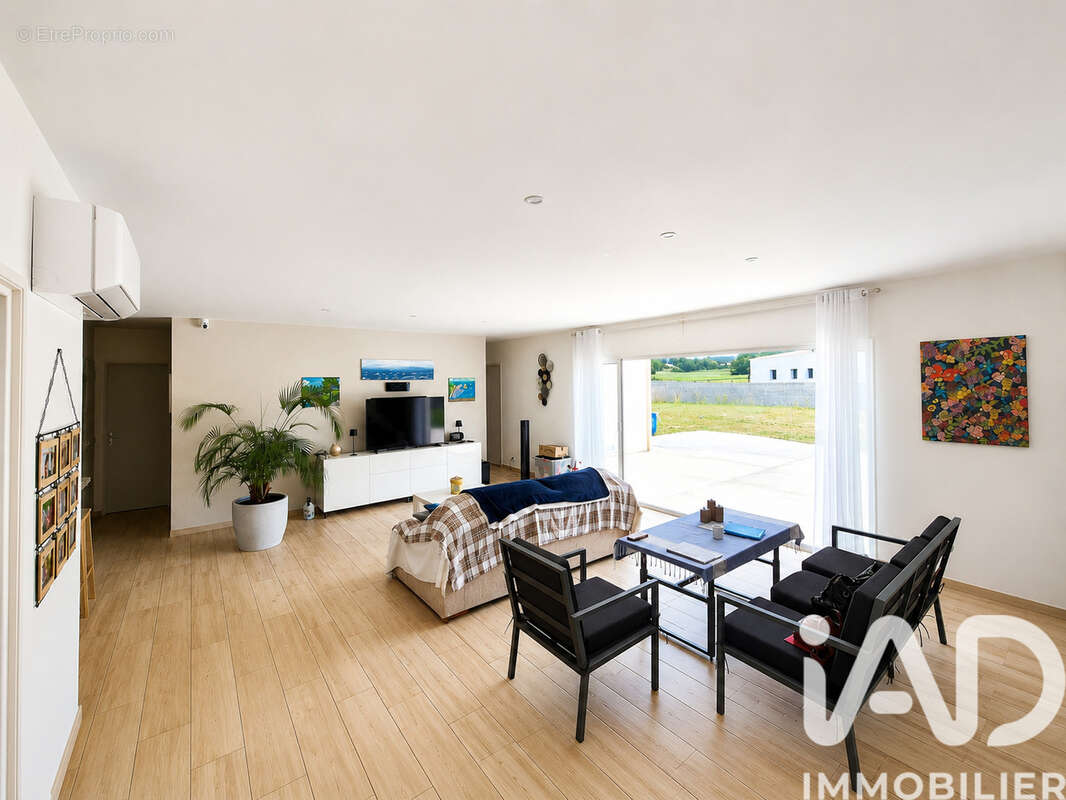 Maison 205 m² à Saint-Germain-De-Lusignan  - photo 3