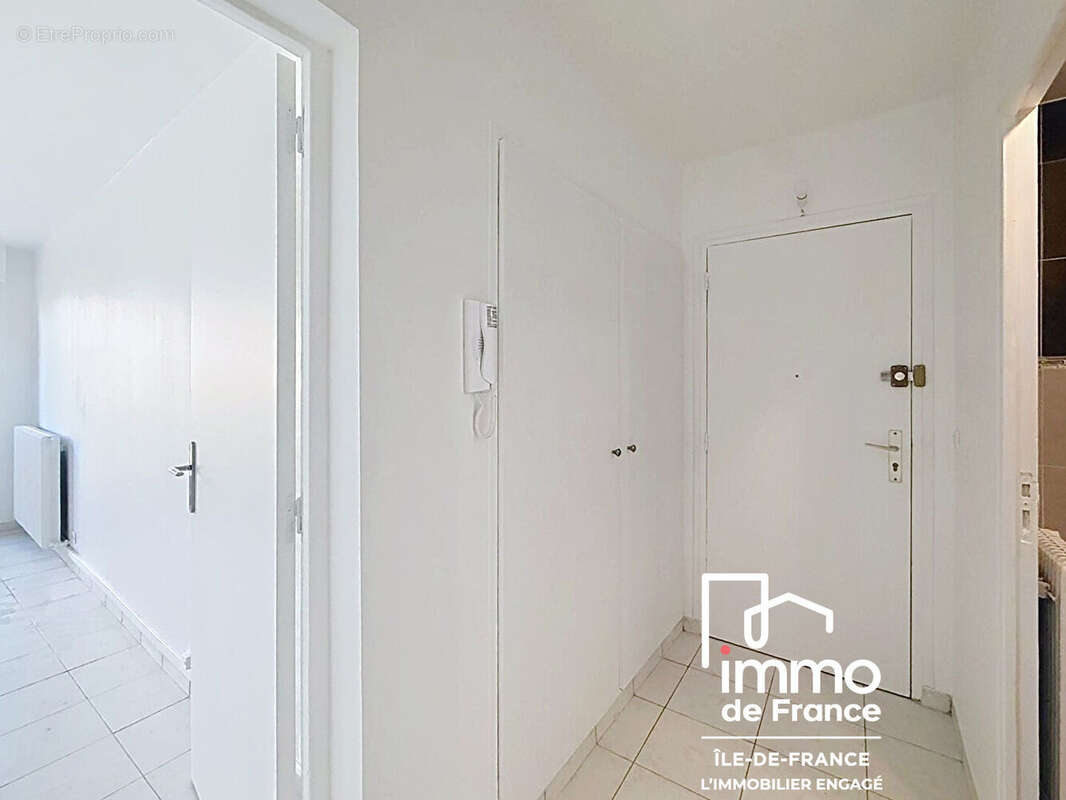 Le Bourget Centre Studio rénové, dernier étage avec balcon 29.93 m2 - photo 3