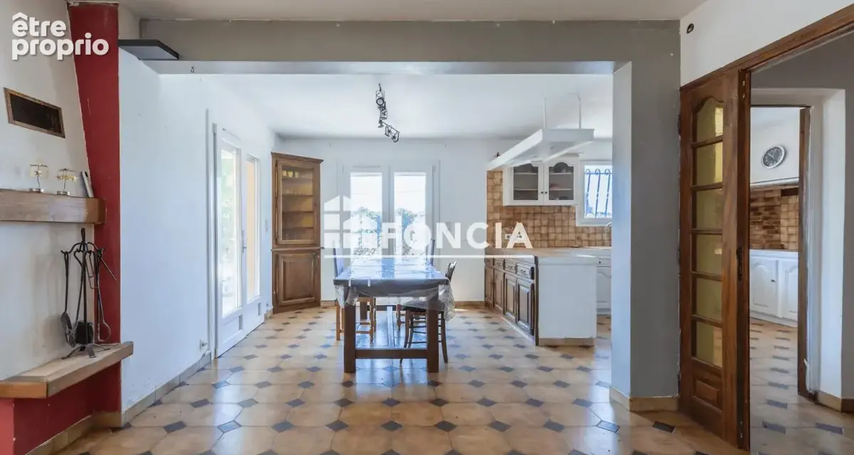 Teyran — Villa traditionnelle T5 de 146 m² en fond d'impasse, terrain de 990 m² avec piscine - photo 6
