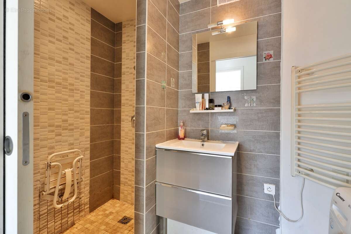 Maison individuelle avec garage à vendre 6 pièces VENISSIEUX (69) - photo 10
