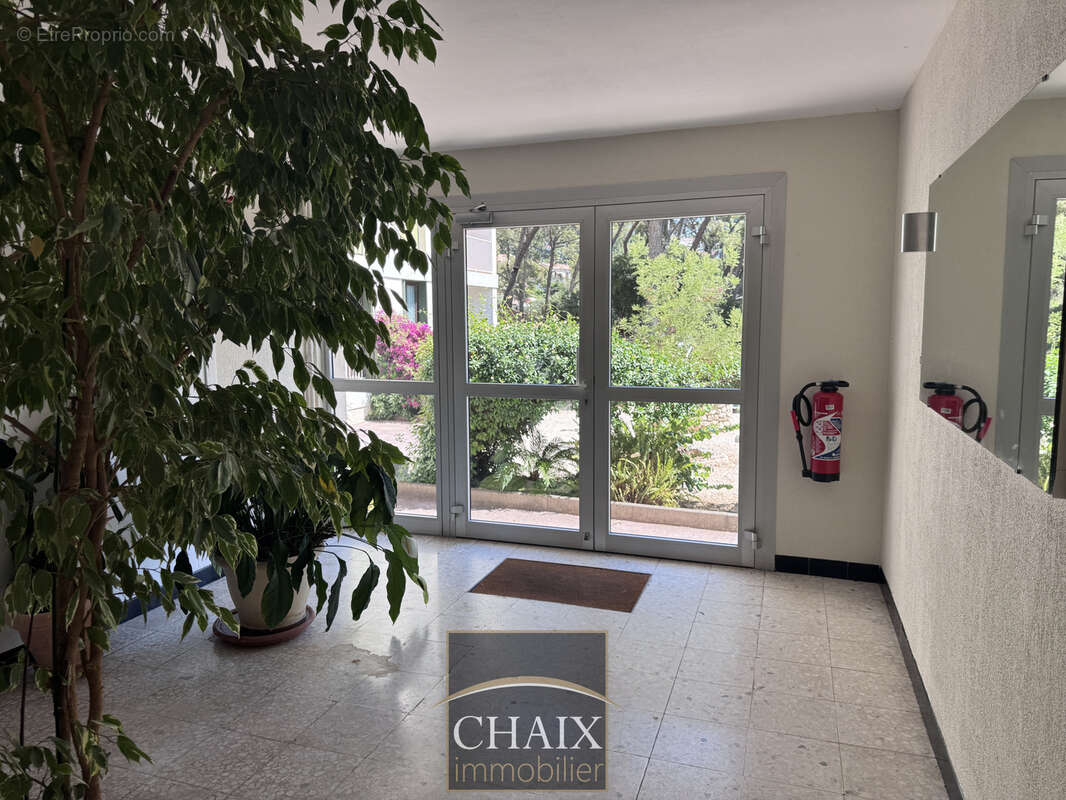 EXCLUSIF : Rare dans ce budget, appartement T3/4 plein centre de CASSIS au calme avec stationnement - photo 12