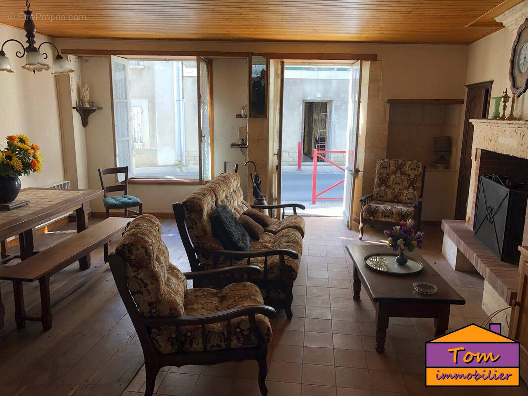 Maison à LA ROCHEBEAUCOURT-ET-ARGENTINE