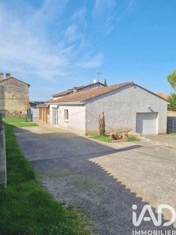 Photo 1 - Maison à CHAMPNIERS