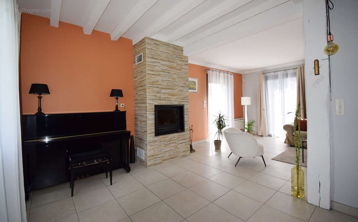 Maison à CREUZIER-LE-VIEUX