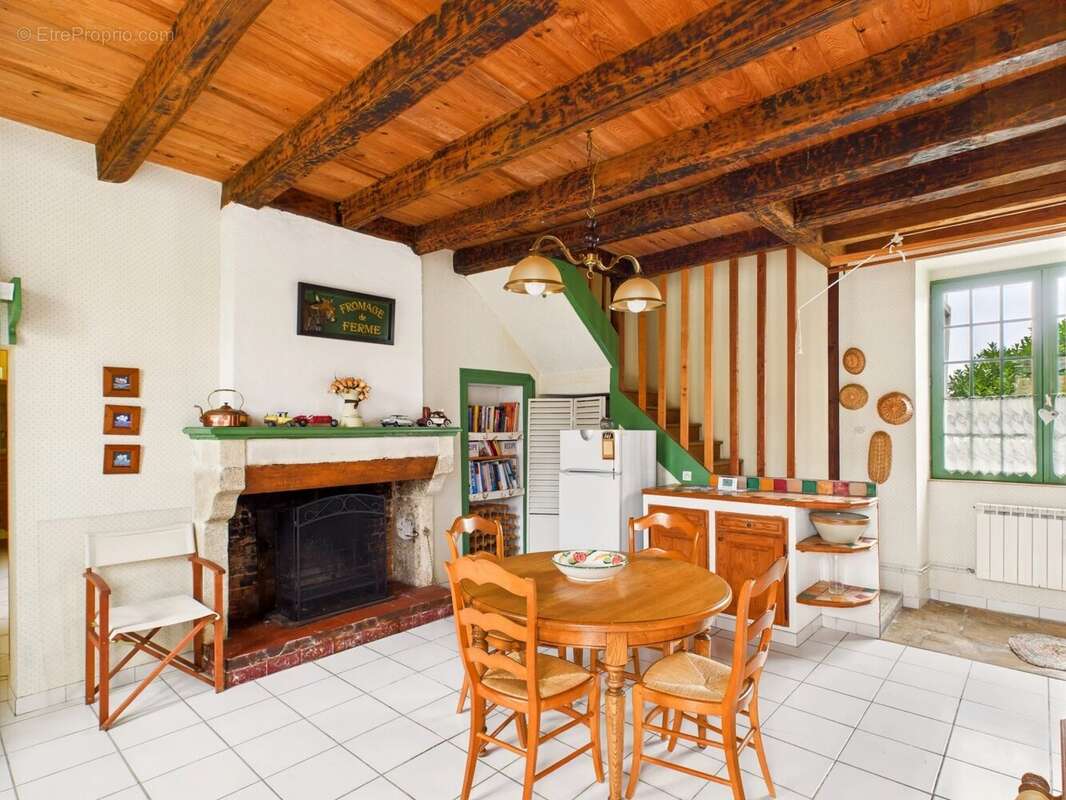 Maison à SAINT-PIERRE-DE-JUILLERS