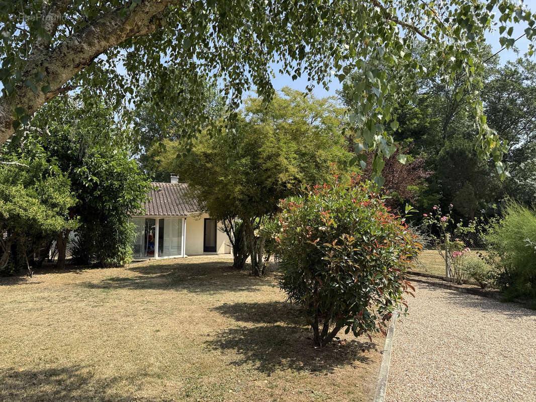 Maison à SAINT-MEDARD-DE-GUIZIERES