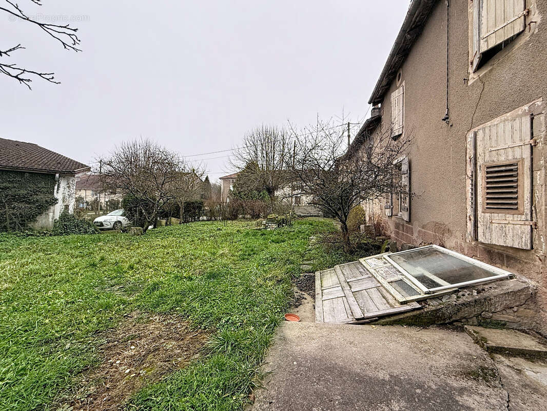 Maison à DOMVALLIER