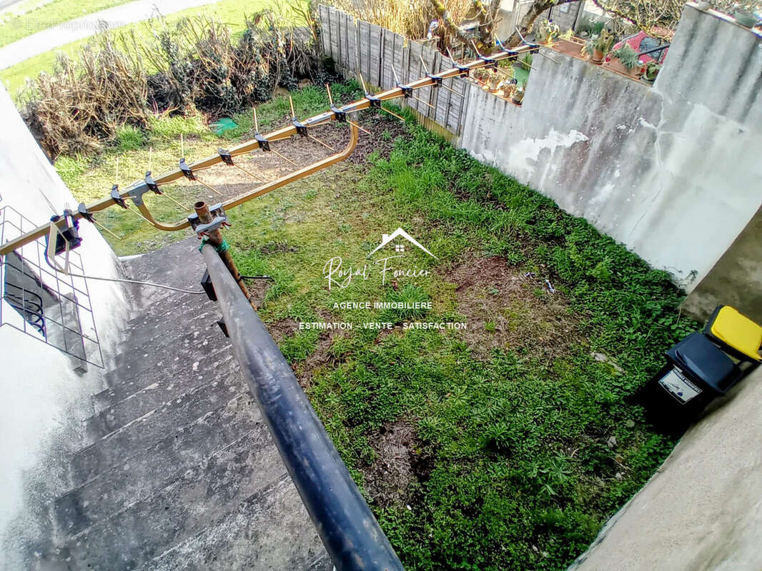 Espace extérieur sans vis à vis avec place de parking privative  - Maison à INGRANDES