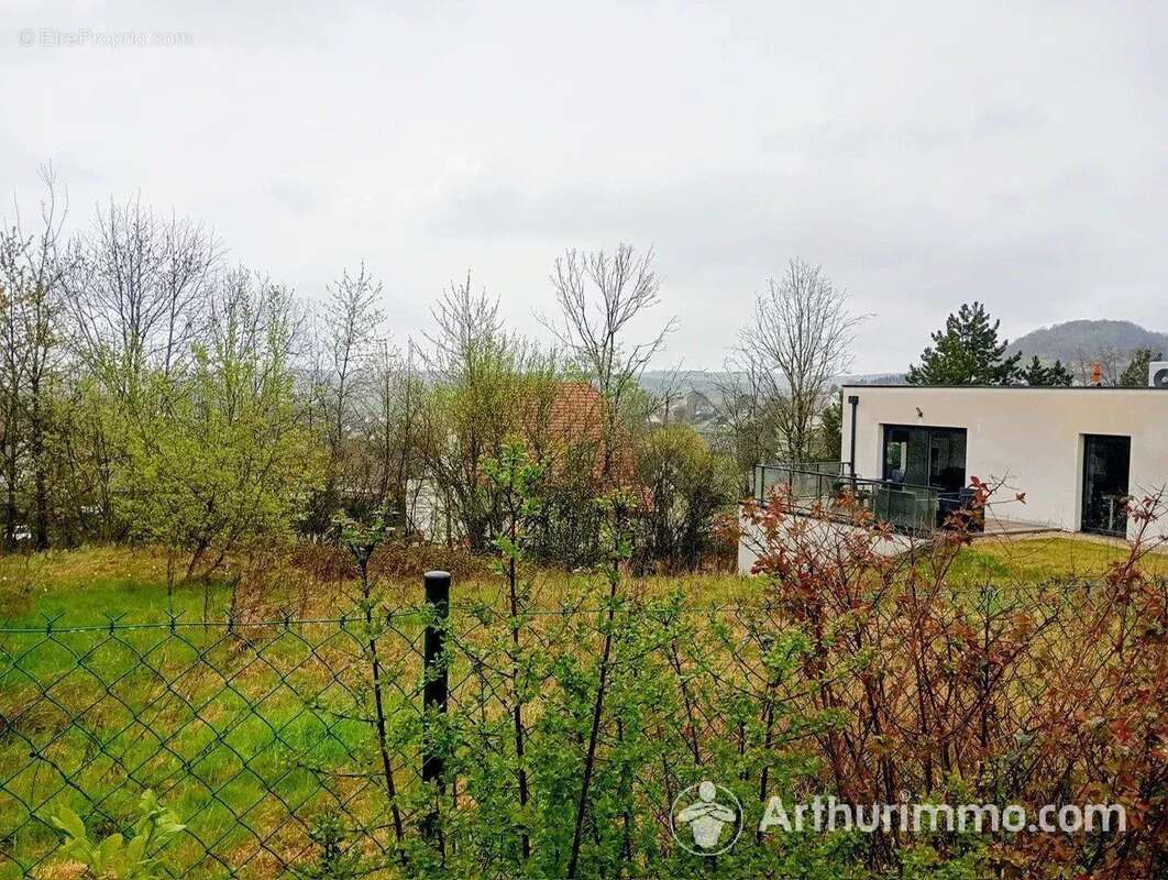 Terrain à POUILLEY-LES-VIGNES