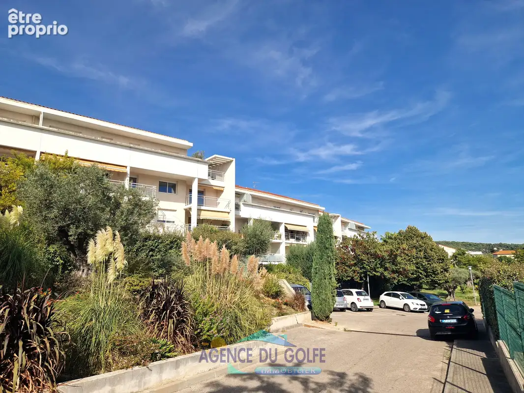 Façade principale de la résidence - Appartement à LA CIOTAT