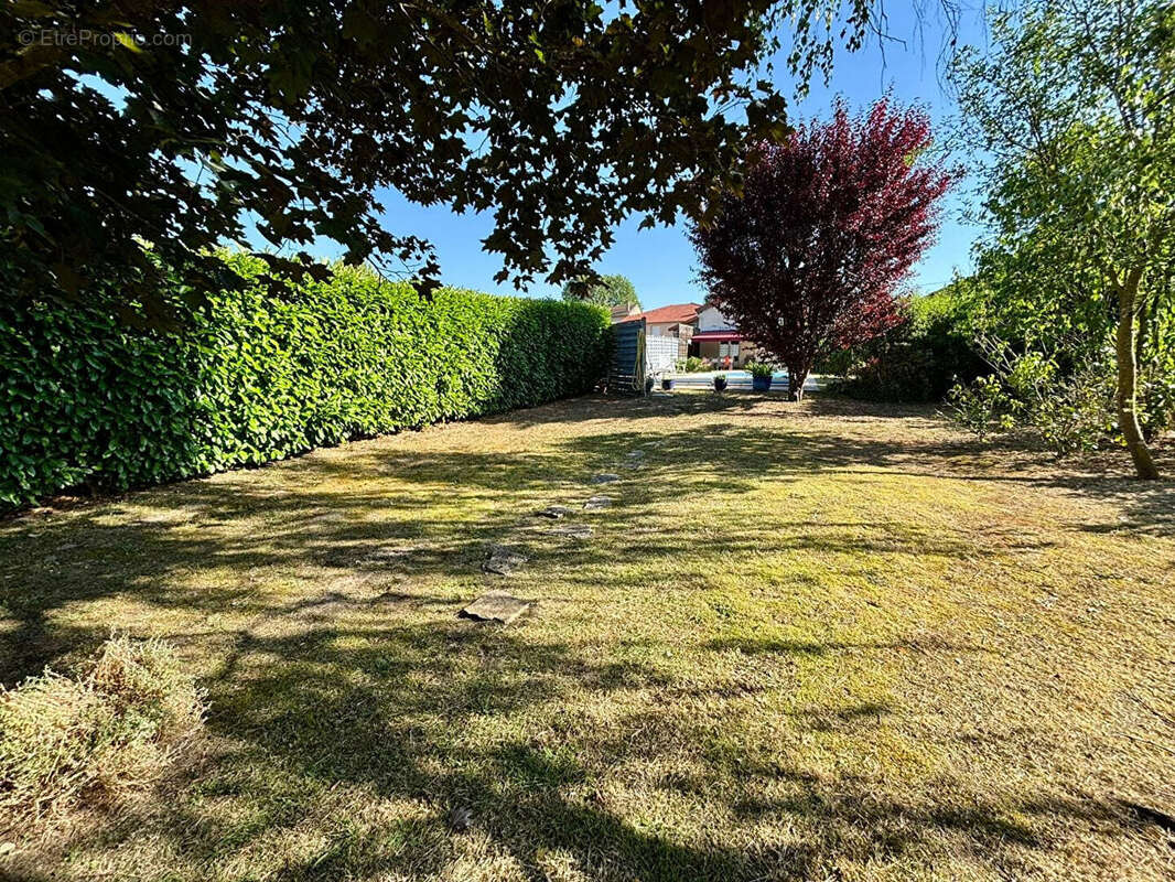 Maison à POUILLY-SOUS-CHARLIEU