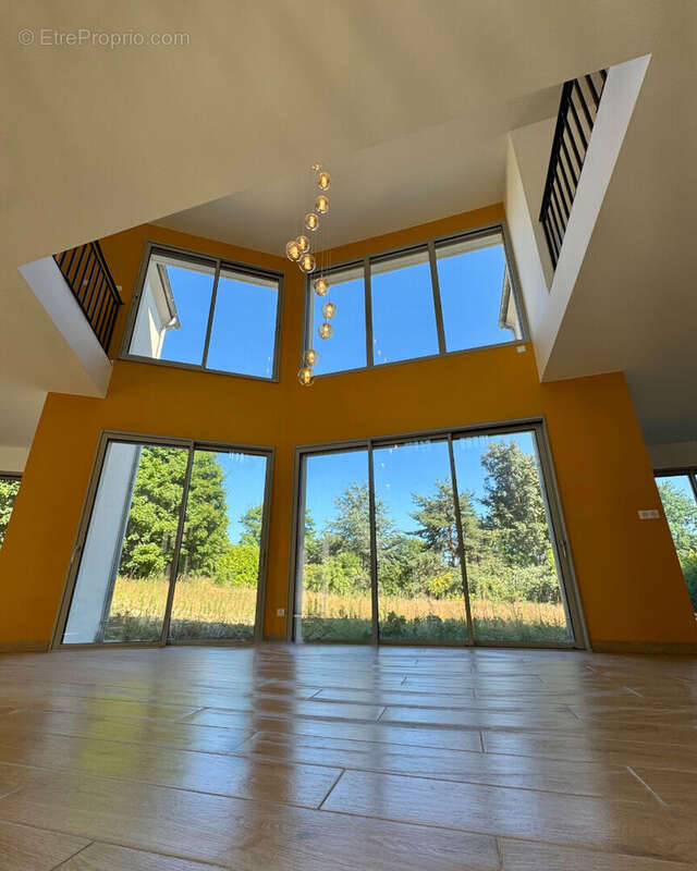 Maison à LE MESNIL-LE-ROI