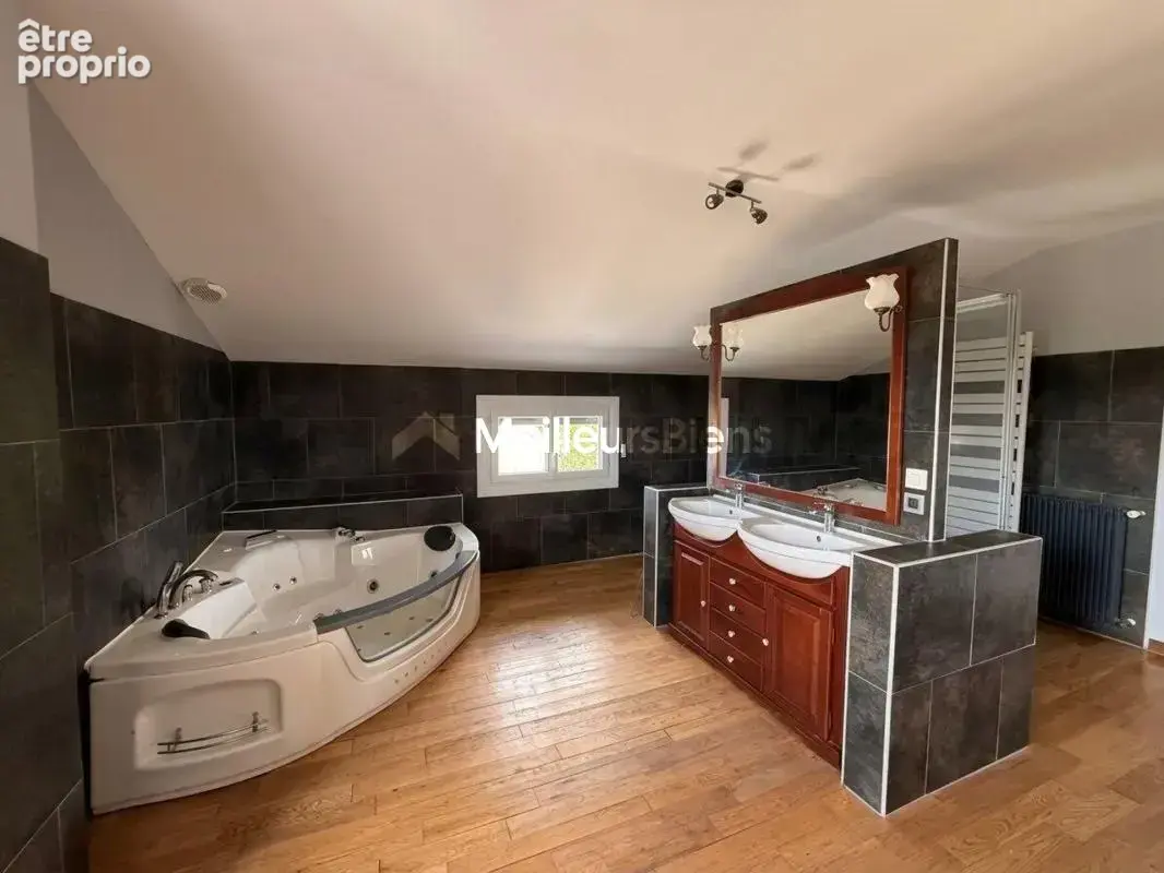 maison familiale 222  m²-8 pièces-6 chambres-2206 m² de terrain - photo 14