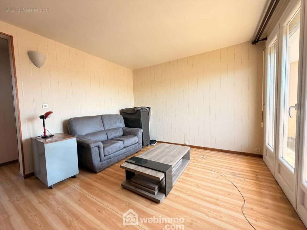 Son espace salon chaleureux - Appartement à LAON