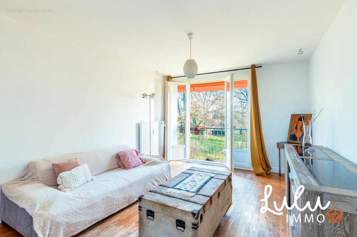 BRON - Appartement T4 74,88m2 avec cave et stationnement libre  - photo 2