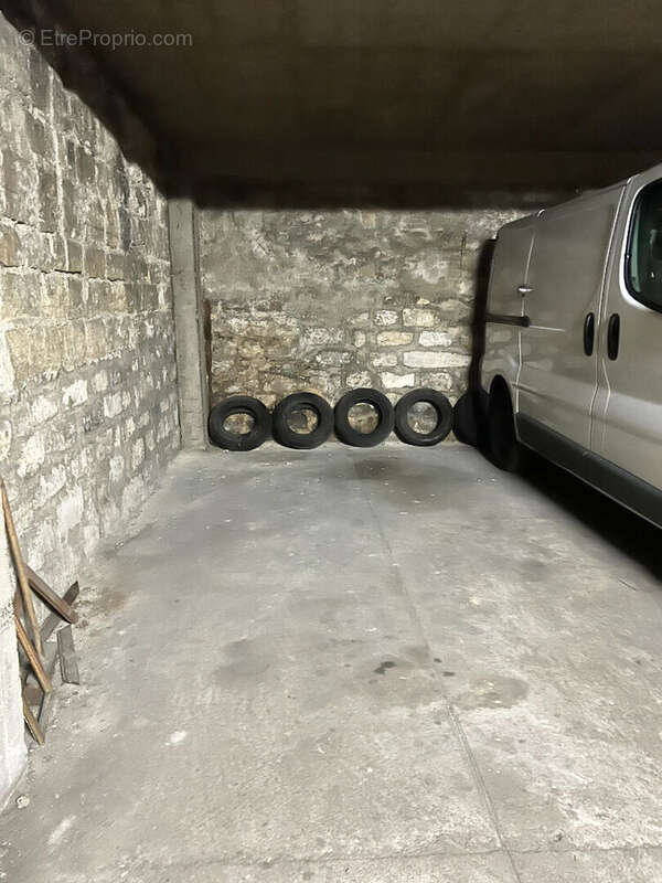 Parking à PARIS-18E