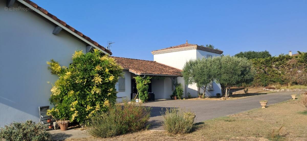 Maison à COURRENSAN