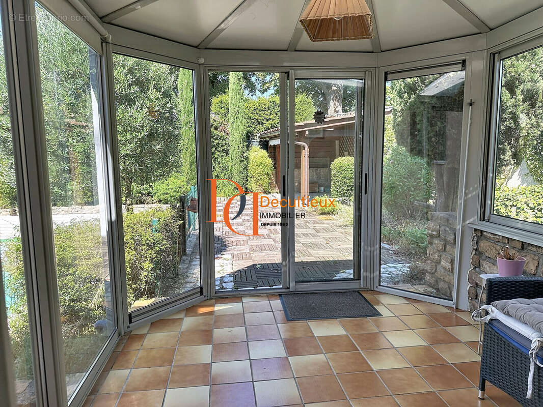 Maison 148 m² à Saint-Genis-Les-Ollieres  - photo 8