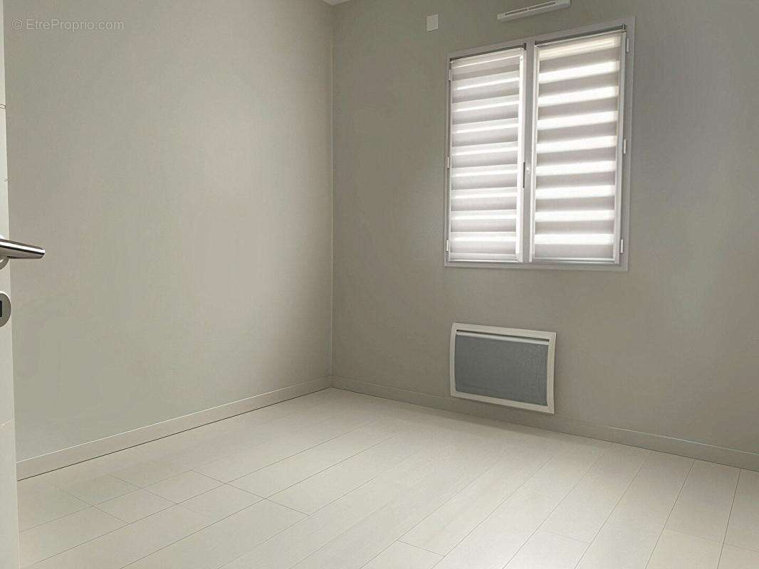 Maison de plain-pied - 2019 - 83 m² - 3 chambres - Jardin, piscine et garage - photo 8