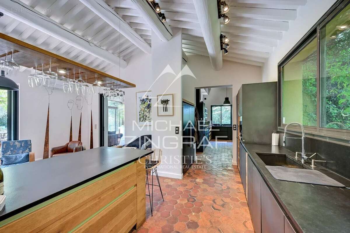 À quelques minutes du cœur d'Aix-en-Provence – Propriété d'exception de 12 pièces de 650 m² sur 1,2 hectares - photo 11