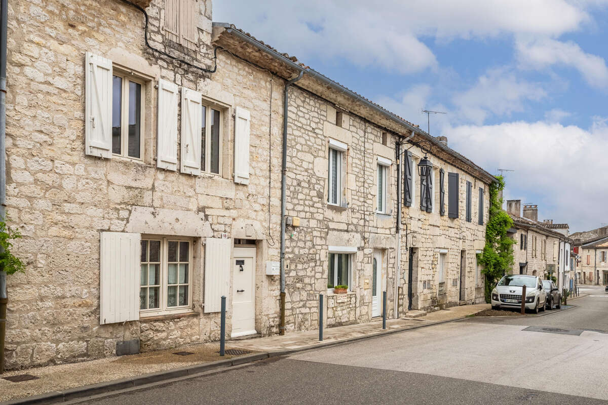 Maison à CASTELNAU-MONTRATIER