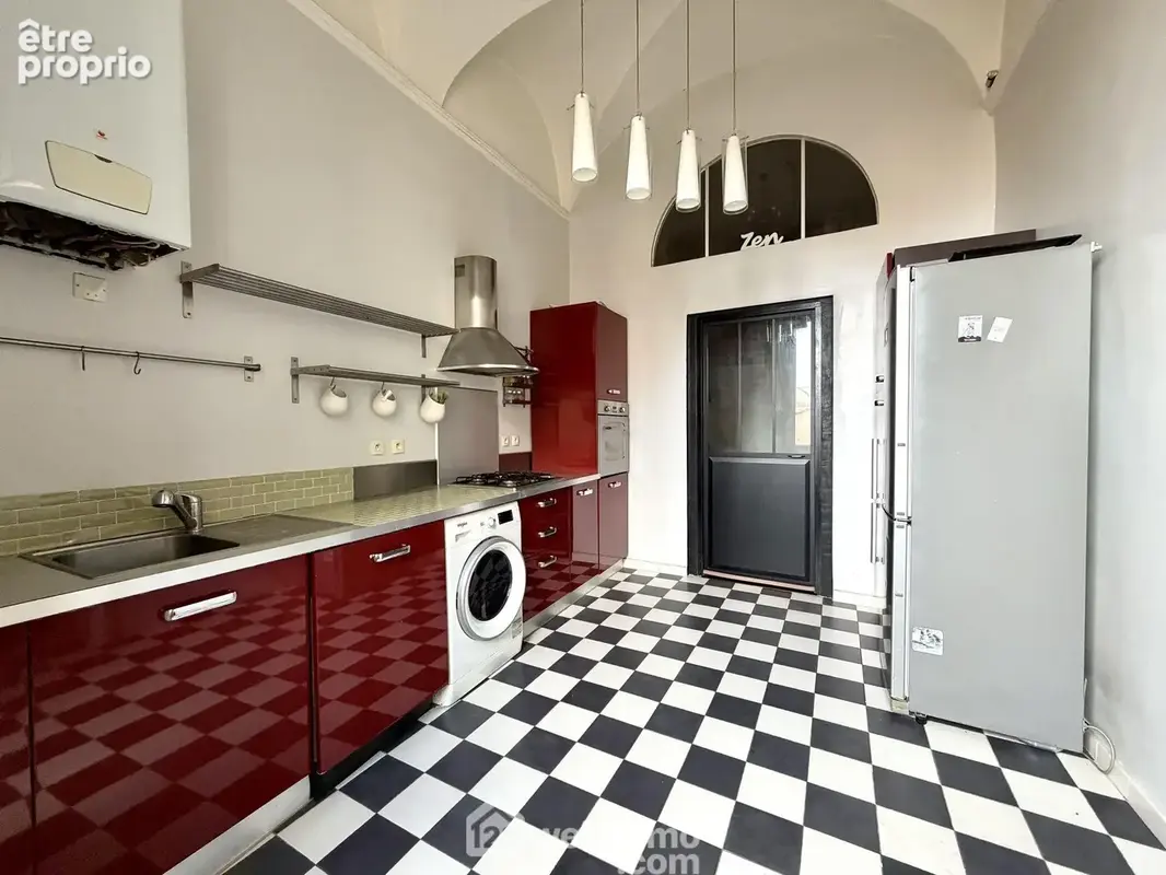 La cuisine équipée mesure 11 m2