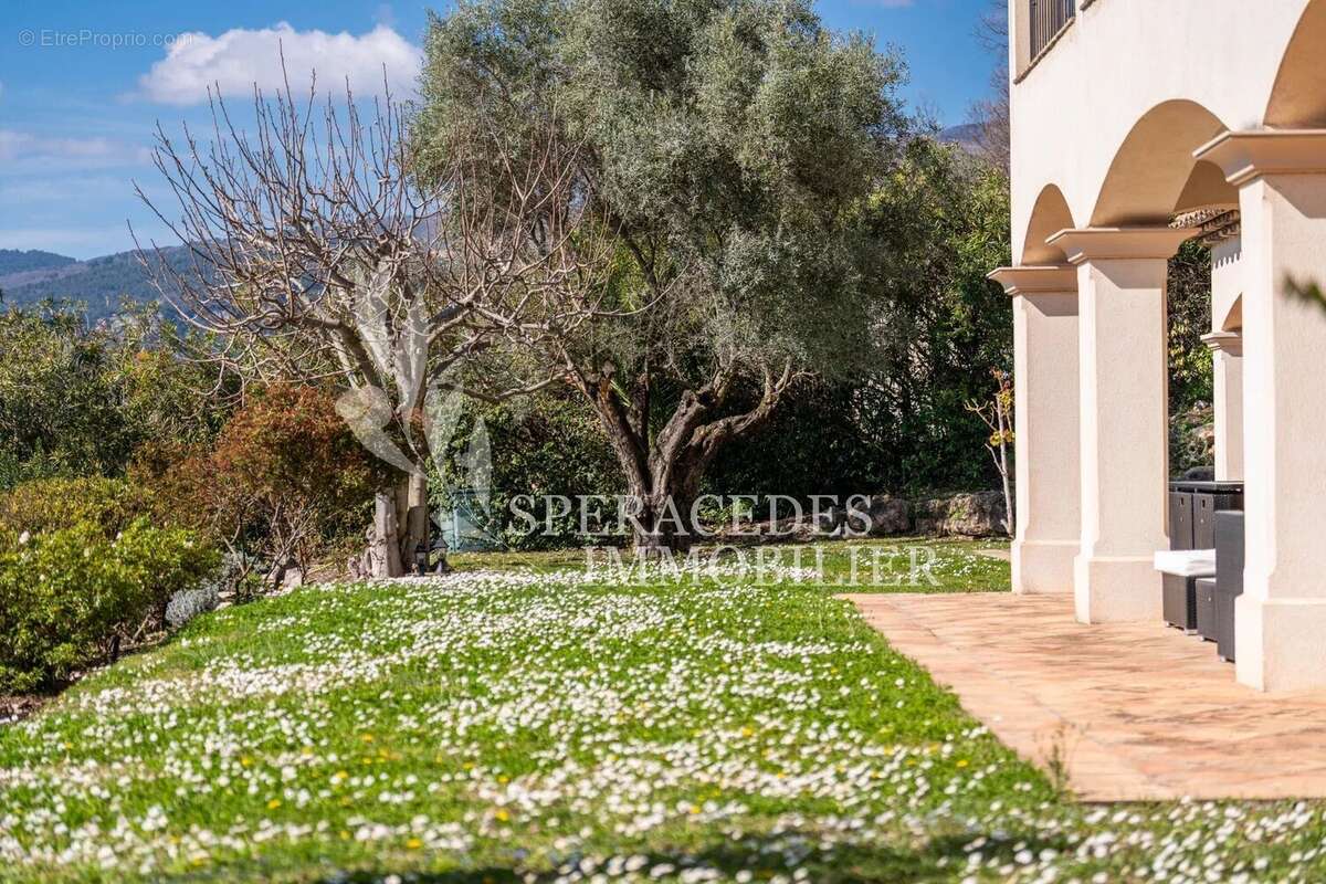 Maison à TOURRETTES-SUR-LOUP