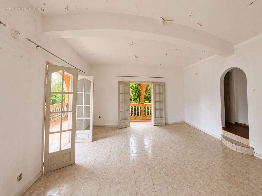 Maison 200 m² à Sainte-Suzanne  - photo 5