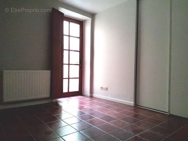 T 3  avec cour - 75 m² environ - photo 11