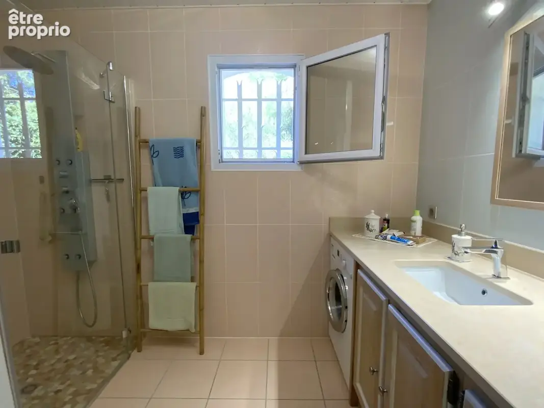 Uzès, Villa de plain pied sur terrain arboré avec piscine. - photo 19