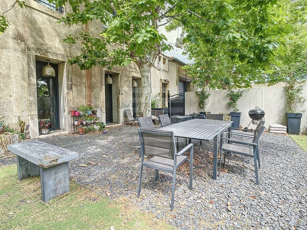 Commerce à LEZIGNAN-CORBIERES