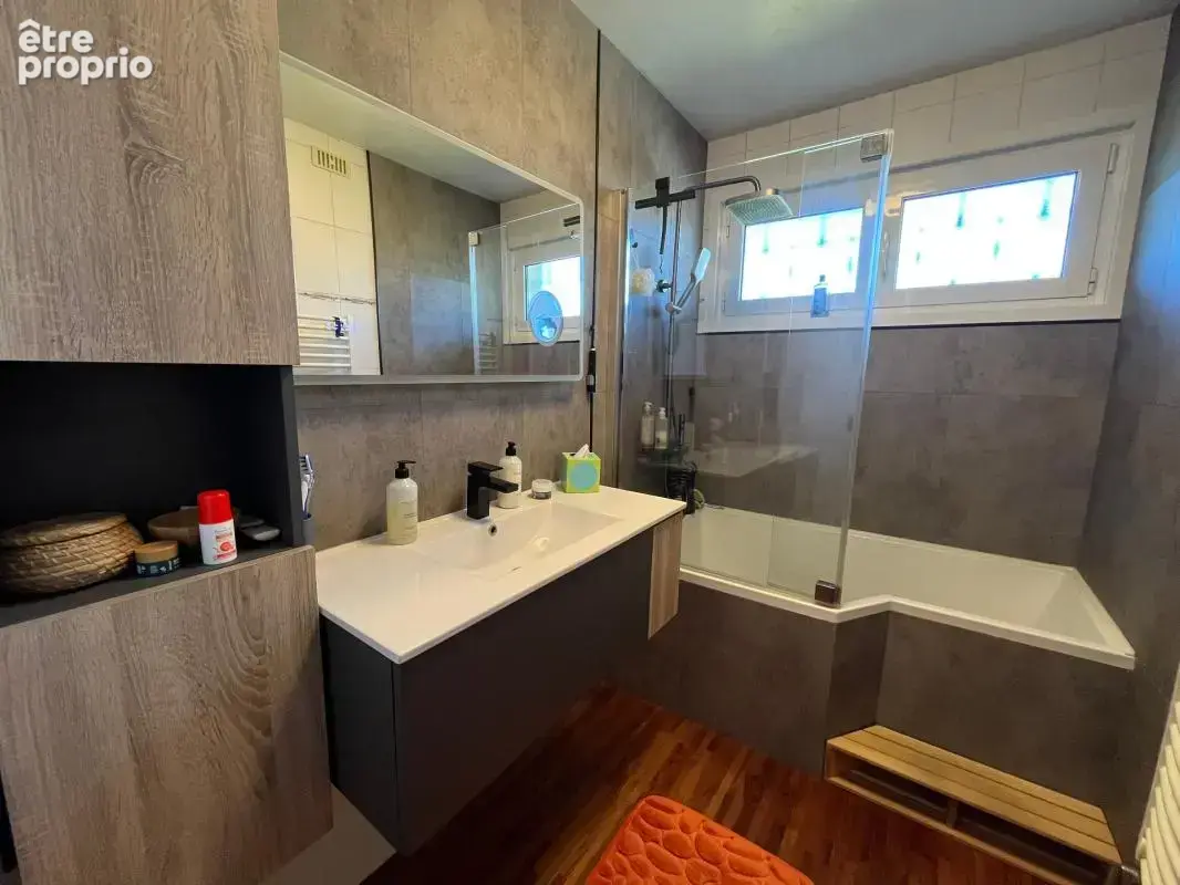 Maison individuelle rénovée avec piscine sur la commune de Perrignier - photo 8
