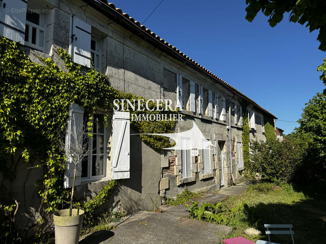 Commerce à LA ROCHE-CHALAIS