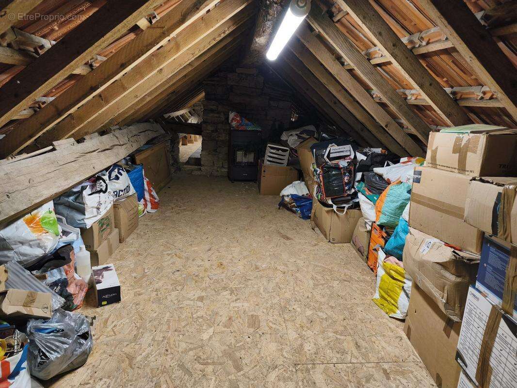 Maison à COMBEAUFONTAINE