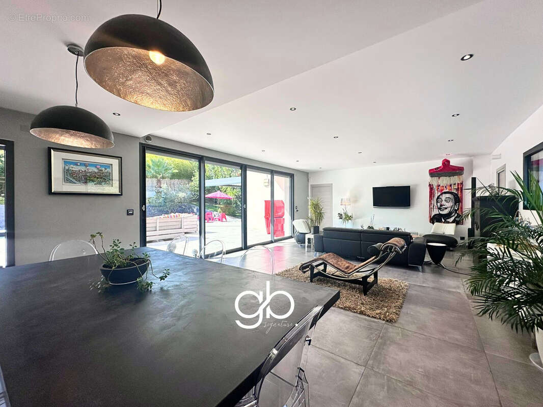 Maison à SAINT-CLEMENT-DE-RIVIERE