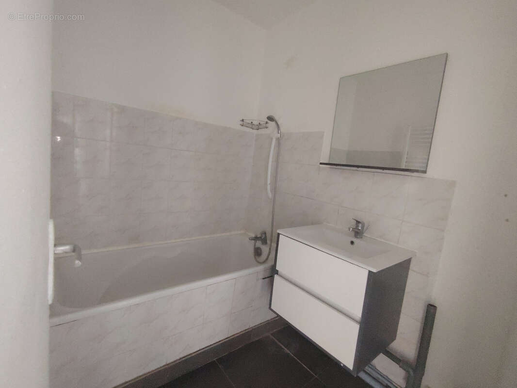 Appartement T3 à vendre à Hérouville-Saint-Clair (14200)   64 m2   Dernier étage   Hyper centre   Idéal invest - photo 9